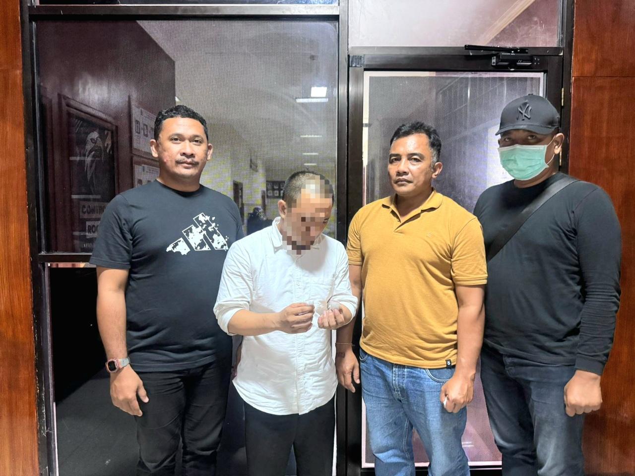 Napi berinisial MA (berbaju putih) diamankan petugas usai kedapatan menyembunyikan sabu di pangkal paha saat pemeriksaan di pintu masuk Lapas Kerobokan, Badung, Selasa (21/4/2026). (Balihotnews/Ist)