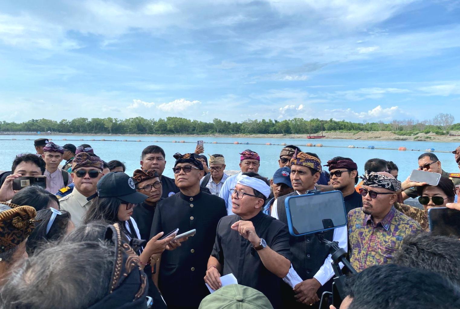 Suasana sidak Pansus TRAP DPRD Bali bersama instansi terkait di kawasan proyek KEK Kura-Kura Bali, Serangan, Denpasar Selatan, Kamis (23/4/2026). (Balihotnews/red)