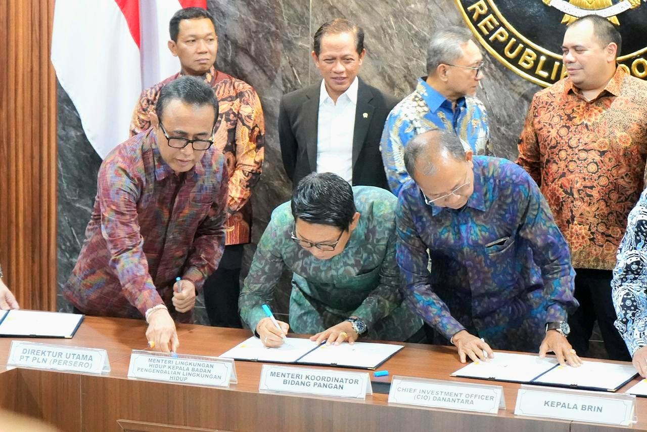 Bupati Badung I Wayan Adi Arnawa (tengah) menandatangani Perjanjian Kerja Sama (PKS) Pengolahan Sampah menjadi Energi Listrik (PSEL) di Kantor Kemenko Pangan, Jakarta, Selasa (21/4/2026). Turut hadir Gubernur Bali Wayan Koster dan Wali Kota Denpasar IGN Jaya Negara. (Balihotnews/Ist)