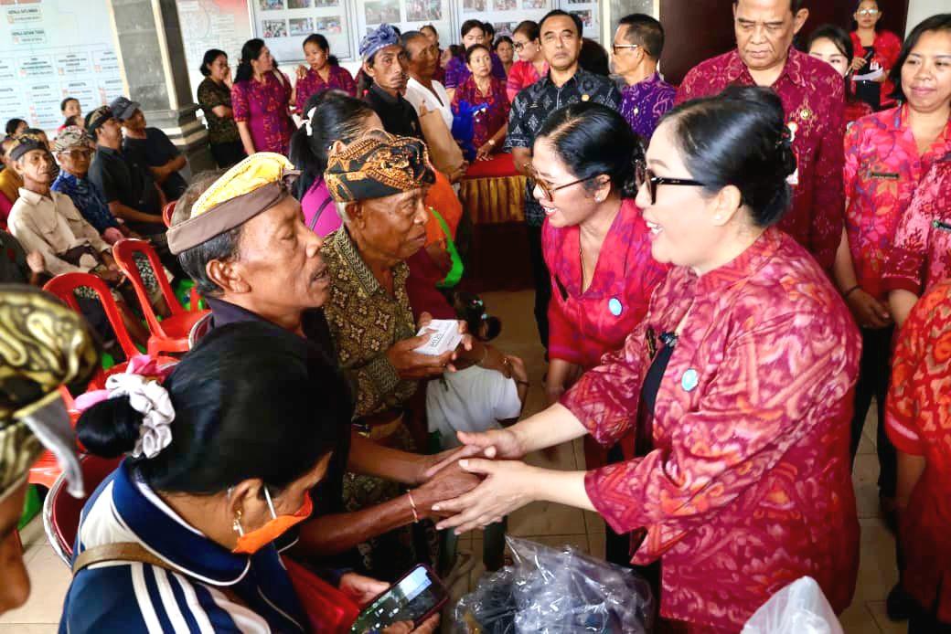Ketua TP PKK Tabanan Rai Wahyuni Sanjaya (kanan) saat roadshow Aksi Sosial Bergerak dan Berbagi di Kecamatan Kerambitan dan Penebel, Tabanan, Rabu (6/5/2026). (Balihotnews/red)