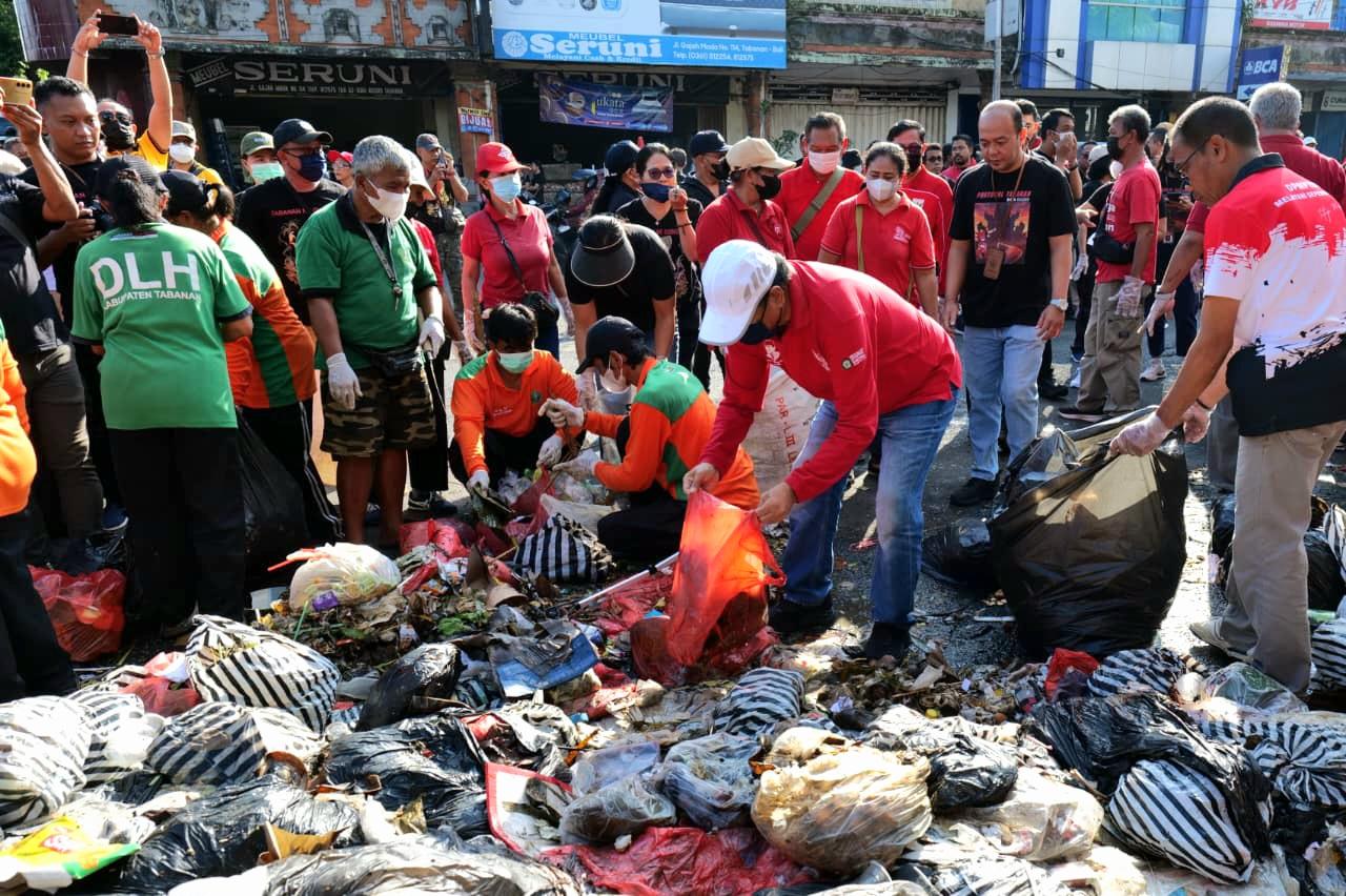 Ratusan ASN Pemkab Tabanan menggelar aksi bersih-bersih tumpukan sampah di sejumlah ruas jalan kawasan kota, Jumat (22/5/2026). Aksi ini turut dipimpin Wabup I Made Dirga dan Sekda I Gede Susila. (Balihotnews/red)