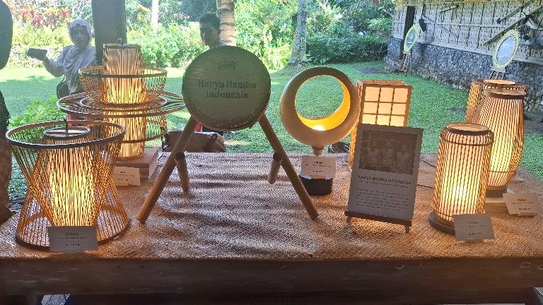 Salah satu karya yang dijual di Samsara Bamboo Festival 2026. (balihotnews/rahma)