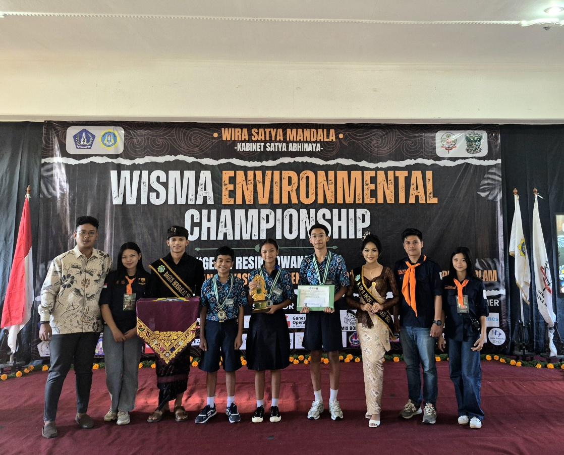 Tim SMP Negeri 2 Kuta selaku Juara 1 Lomba Cerdas Cermat Lingkungan WEC 2026 berfoto bersama Pembina Sispala Wira Satya Mandala, Ida Bagus Narayana (kiri), dan panitia, Sabtu (30/5/2026). (Balihotnews/dre)