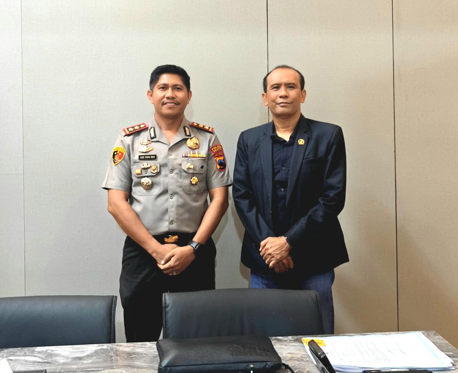 Ketua Umum PERADI PASNI Kornelis Ratu (kanan) dan Kapolres Salatiga AKBP Ade Papa Rihi berfoto bersama di Mapolres Salatiga, Jawa Tengah, Senin (11/5/2026). (Balihotnews/red)
