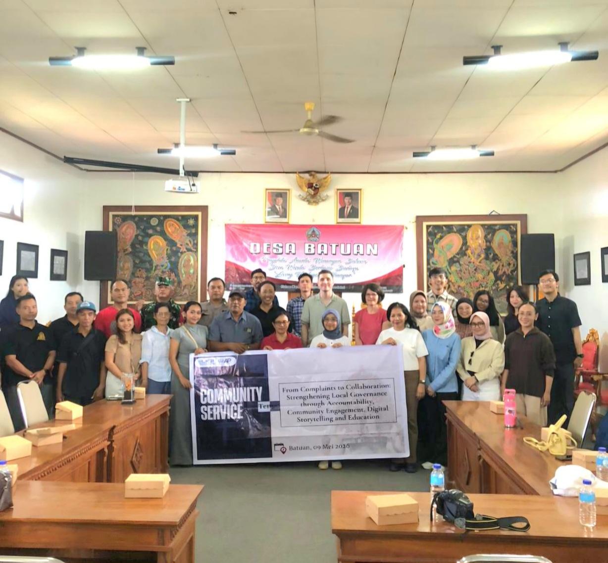Kolaborasi Prodi Administrasi Publik FISIP Unwar dan Alumni YSEALI dalam acara pengabdian masyarakat terkait pemanfaatan media digital di Kantor Desa Batuan, Gianyar, Jumat (9/5/2026). (Balihotnews/Istimewa)