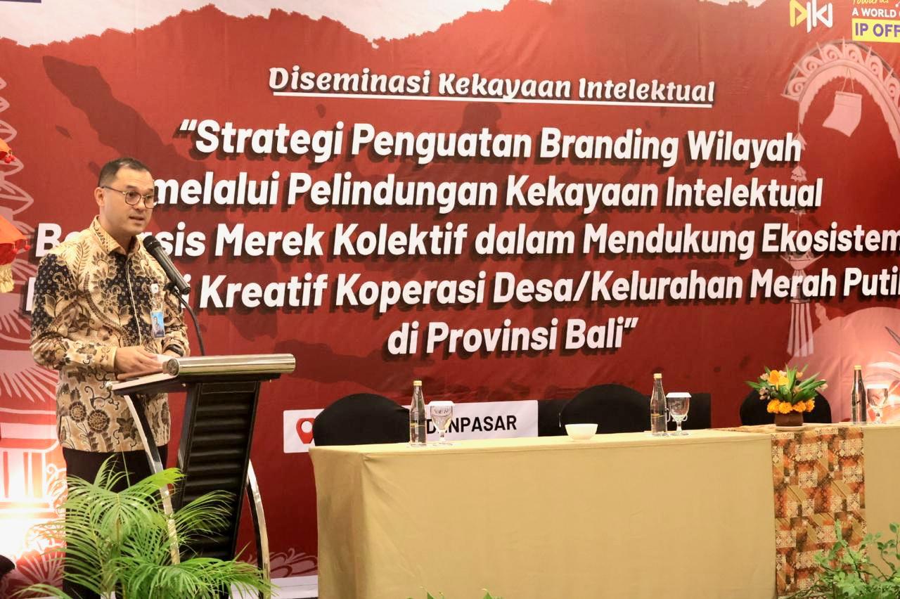 Direktur Merek dan Indikasi Geografis DJKI Kemenkum Fajar Sulaeman Taman saat mengisi Diseminasi Kekayaan Intelektual di Denpasar, Rabu (13/5/2026). Kegiatan ini bertujuan memperkuat branding wilayah melalui perlindungan merek kolektif. (Balihotnews/red)