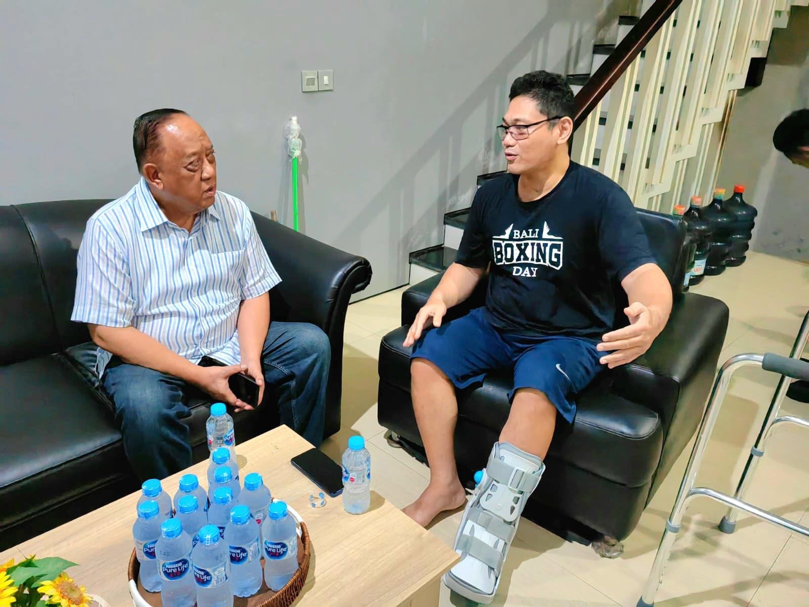 Ketua Umum KONI Pusat Marciano Norman (kiri) saat menjenguk legenda tinju Indonesia Pino Bahari yang tengah memulihkan diri akibat kecelakaan di Denpasar, Kamis (14/5/2026). (Balihotnews/Istimewa)