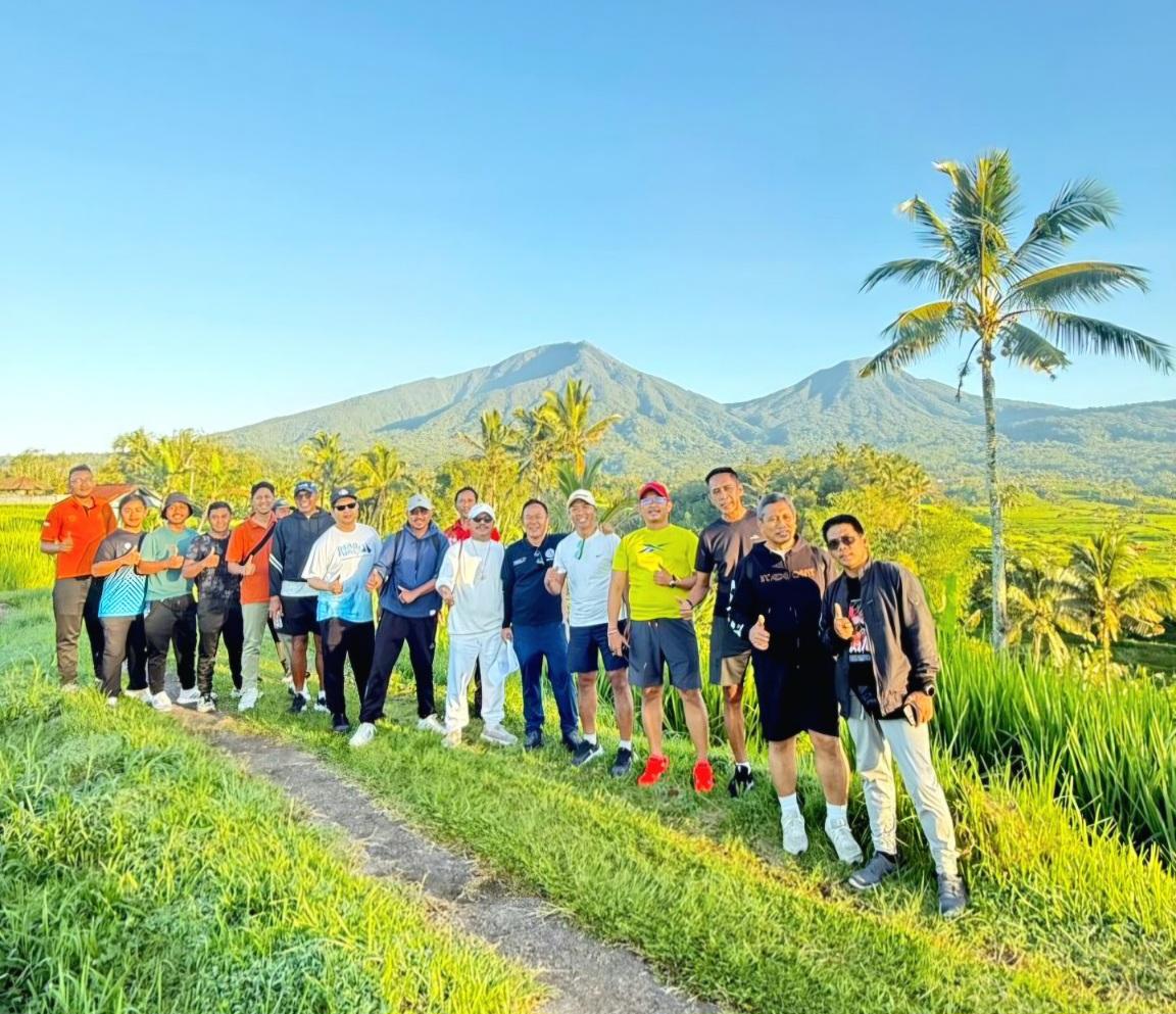 Pengurus DPD ASITA Bali bersama panitia menguji coba trek Bali Tourism Run 2026 di objek wisata Jatiluwih, Tabanan. Event lari bergengsi ini siap menyambut ribuan peserta pada Minggu, 21 Juni mendatang. (Balihotnews/Istimewa)