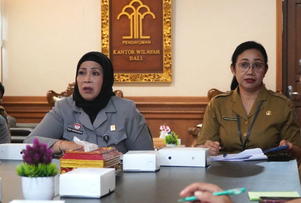 Kepala Kanwil Kementerian Hukum Bali Eem Nurmanah (kanan) saat rapat harmonisasi Ranpergub SDM Bali Unggul dan pengelolaan domain geografis di Kantor Kemenkum Bali, Senin (18/5/2026). (Balihotnews/red)