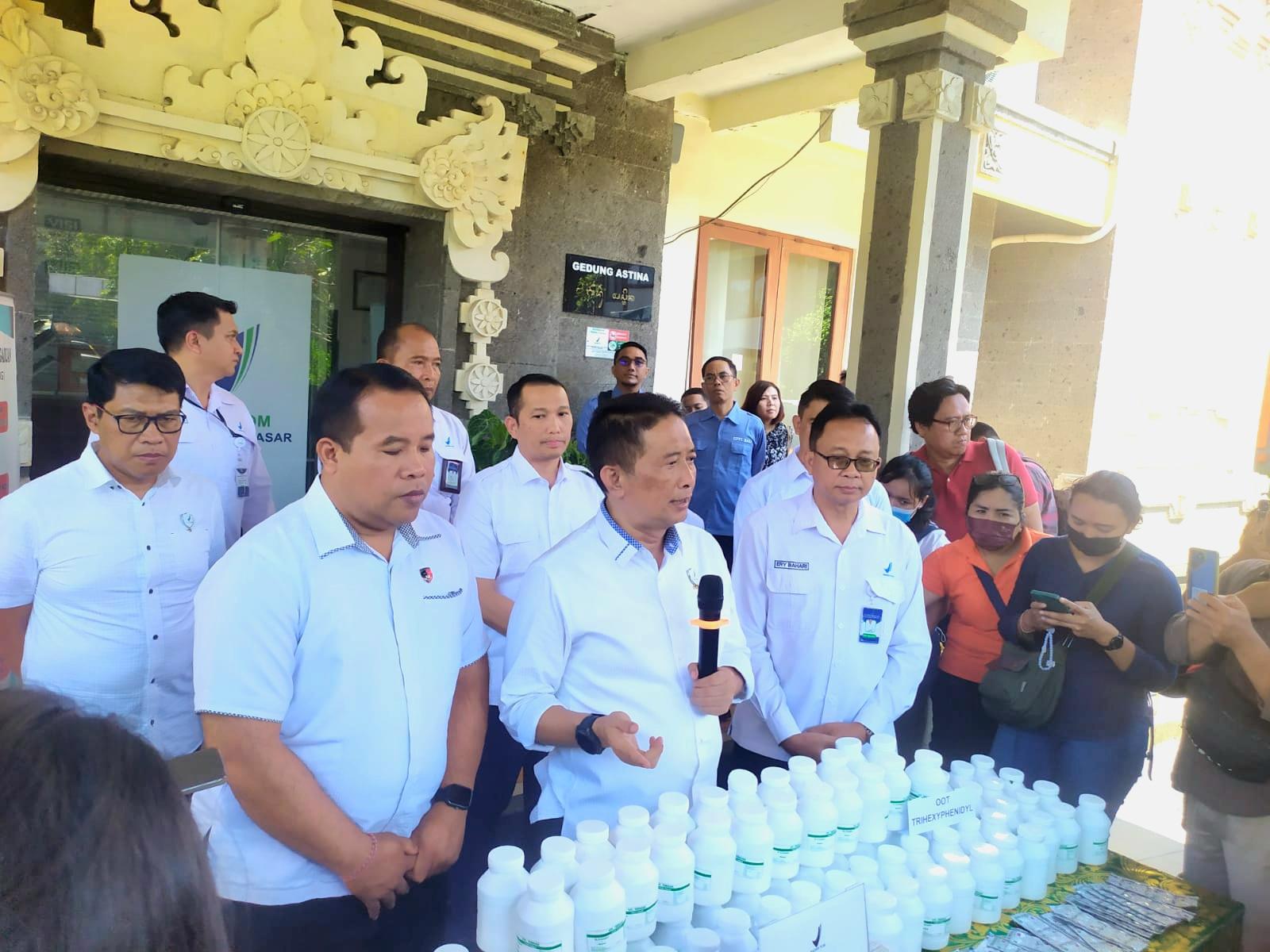 Deputi Bidang Penindakan BPOM RI Tubagus Ade Hidayat memberikan keterangan saat konferensi pers pengungkapan kasus peredaran obat ilegal di Denpasar, Rabu (20/5/2026). (Balihotnews/Riyan)