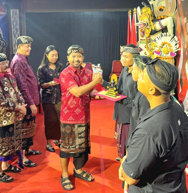 Koordinator Lomba Barista Kopi Bali, I Putu Chandra Riantama (tengah), menyerahkan penghargaan kepada pemenang di Aula Kantor DPD PDI Perjuangan Provinsi Bali, Denpasar, Kamis (21/5/2026). (Balihotnews/red)