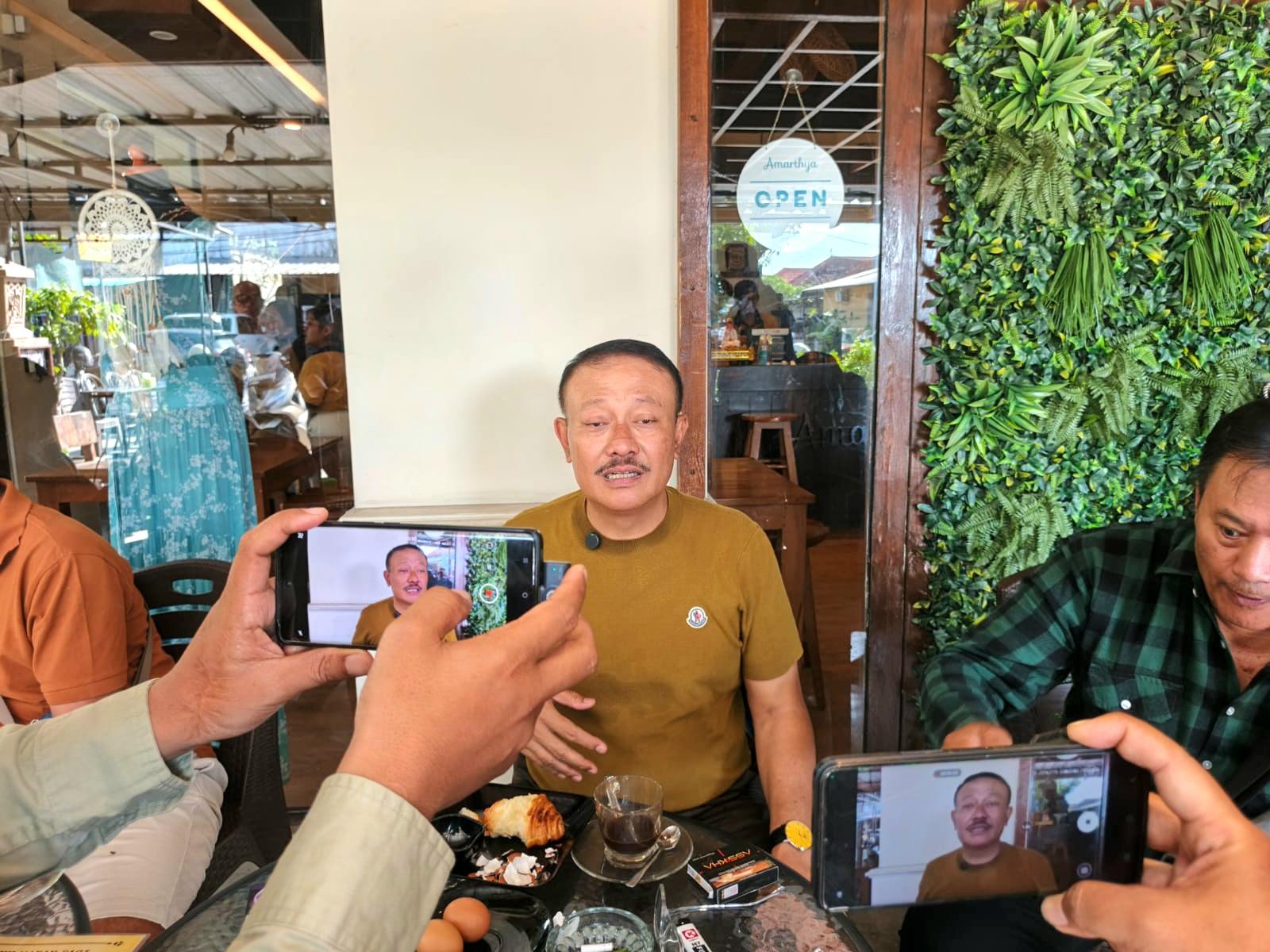 Ketua DPD Golkar Bali I Gde Sumarjaya Linggih alias Demer saat ditemui awak media di Denpasar, Jumat (22/5/2026). (Balihotnews/red)