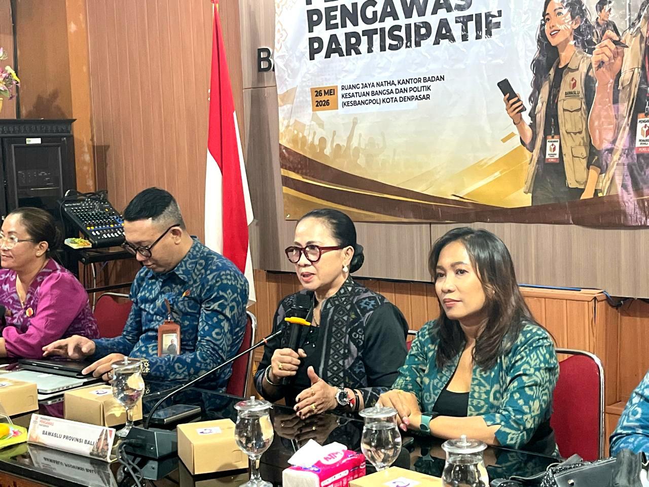 Anggota Bawaslu Bali Ketut Ariyani (tengah) didampingi Ketua Bawaslu Kota Denpasar I Putu Hardy Sarjana (kiri) dan Anggota Bawaslu Denpasar Dewa Ayu Manik Oktariani pada kegiatan Pendidikan Pengawas Partisipatif (P2P) di Kantor Kesbangpol Denpasar, Selasa (26/5/2026). (Balihotnews/Istimewa)
