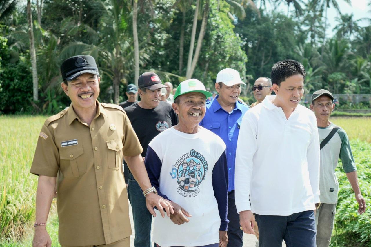 Asisten Perekonomian dan Pembangunan Setda Badung I Made Agus Aryawan (kiri) mengecek stok komoditas di sentra pertanian dan peternakan Badung, Selasa (26/5/2026), untuk mengamankan pasokan jelang hari raya. (Balihotnews/istimewa)