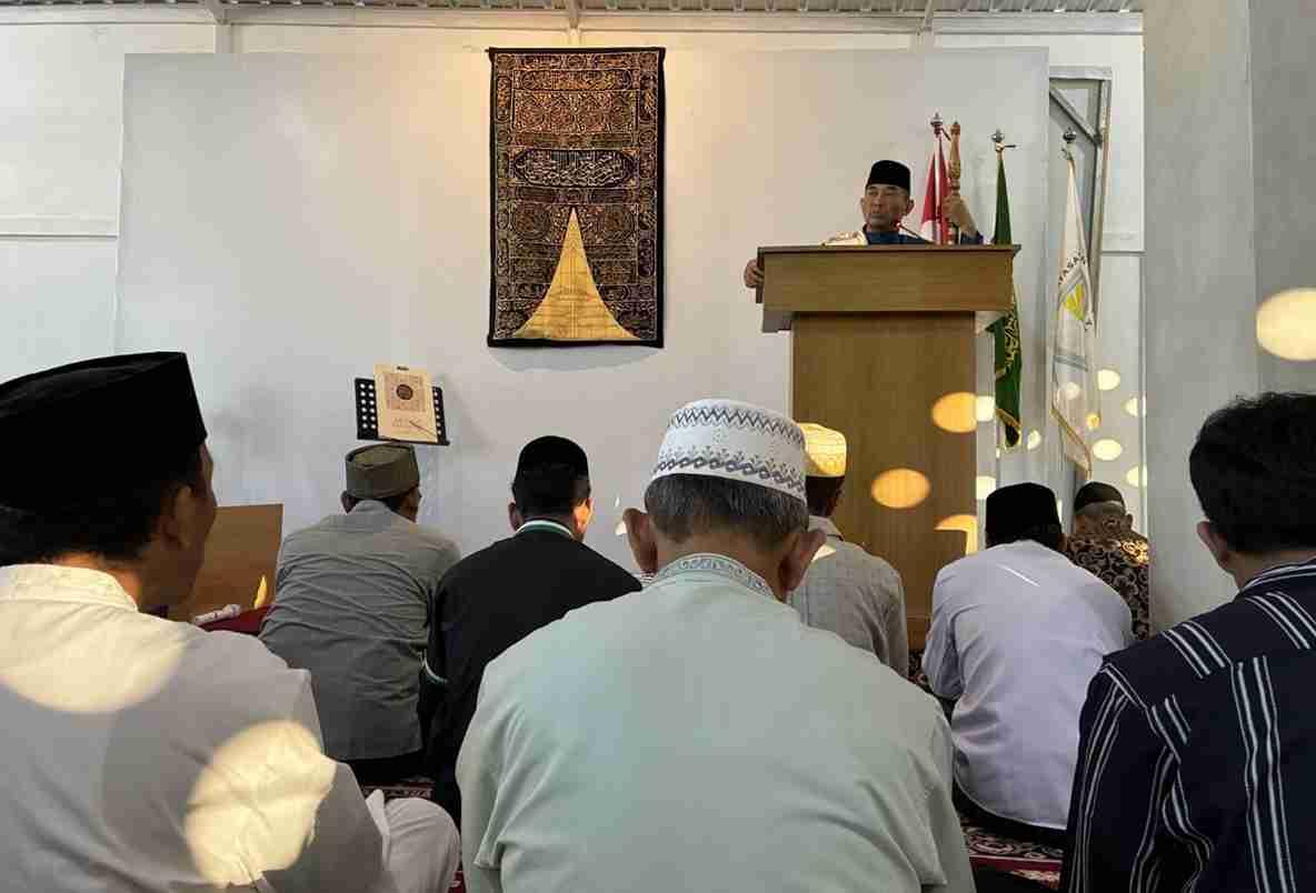 Ustaz Fajar Firdausi selaku Khatib serta Imam Salat Iduladha 1446 Hijriah, di Gedung Serba Guna Yayasan Insan Mulia (YIM), Perum Dewata Permai, Sading, Mengwi, Badung, Rabu (27/5/2026). (dok: istimewa)