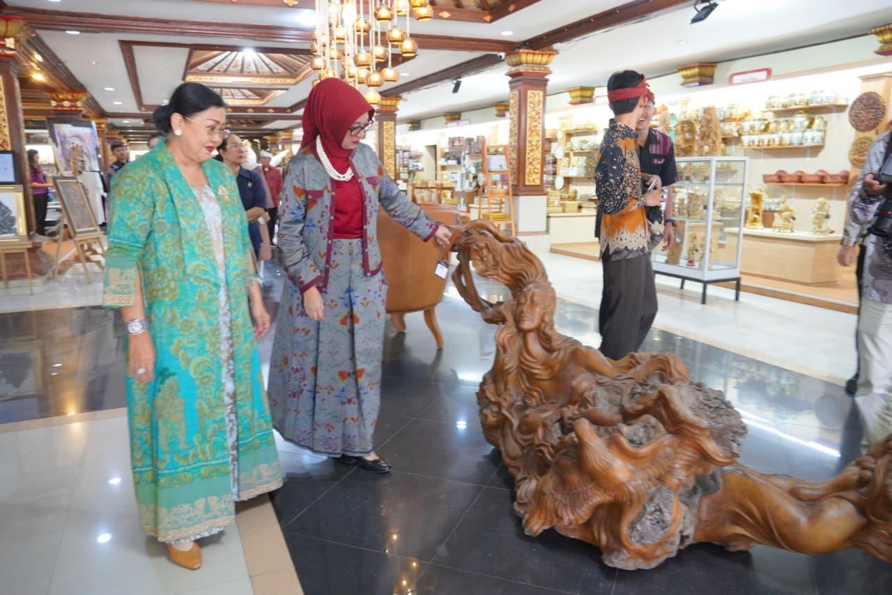 Ketua Dekranasda Bali Putri Suastini Koster (kiri) menyambut kunjungan Ketua Dekranasda NTB Sinta Agathia Iqbal di arena Pameran IKM Bali Bangkit, Taman Budaya Provinsi Bali, Denpasar, Jumat (29/5/2026). (Balihotnews/red)