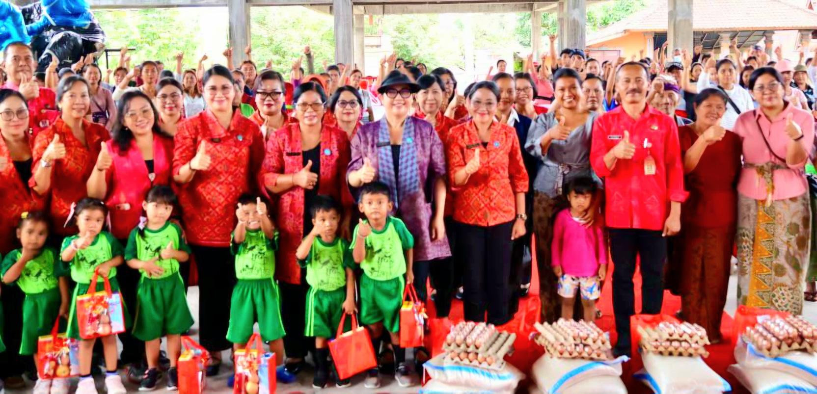 Ketua TP PKK Tabanan Rai Wahyuni Sanjaya (tengah) mengedukasi warga tentang pengolahan sampah rumah tangga di sela penyaluran bantuan sosial di Kecamatan Selemadeg, Tabanan, Senin (18/5/2026). (Balihotnews/red)
