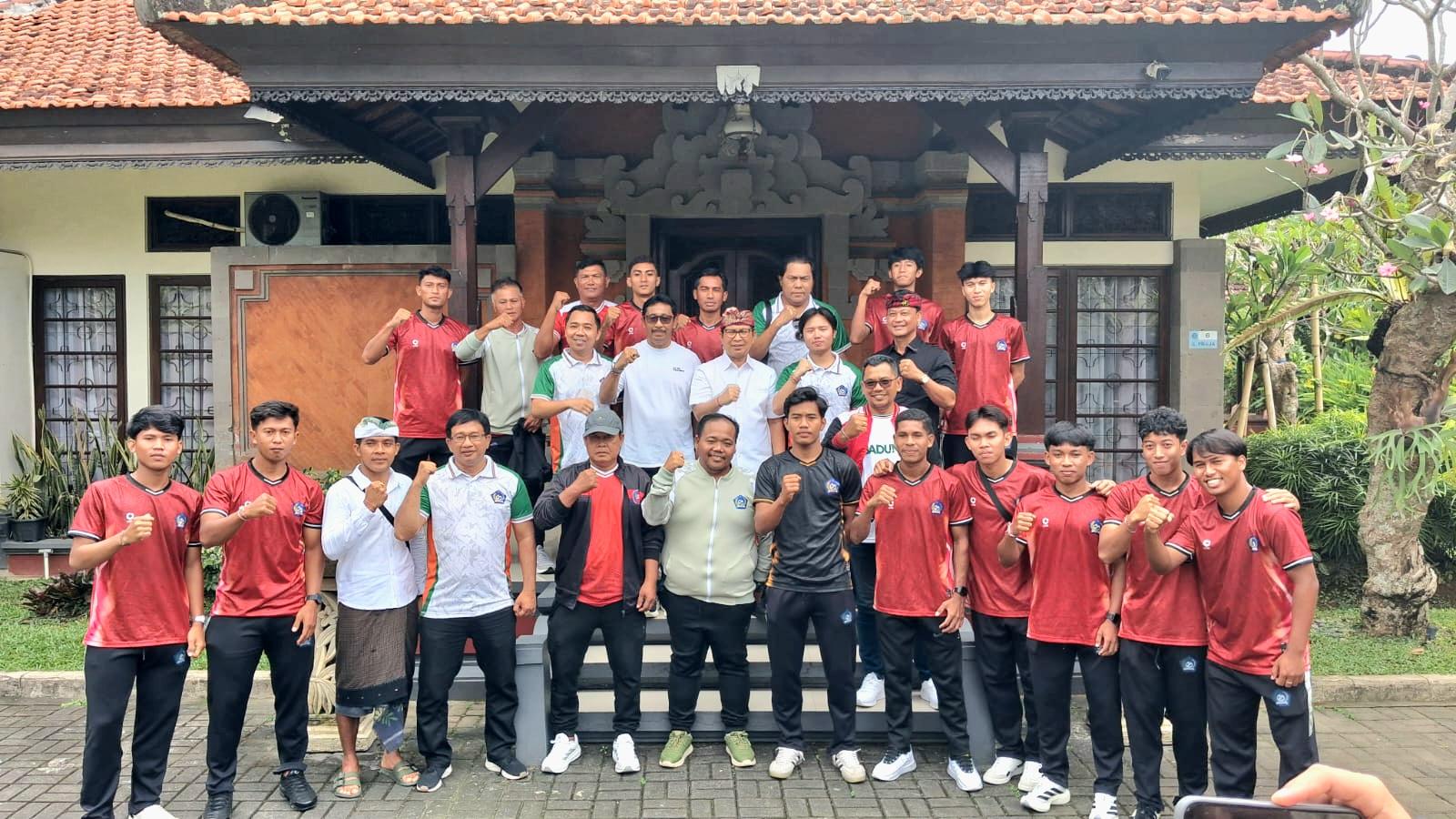Skuad PS Badung bersama Bupati Badung I Wayan Adi Arnawa saat prosesi pelepasan tim menuju Liga 4 Nasional di Rumah Jabatan Bupati Badung, Rabu (27/5/2026). (Balihotnews/istimewa)