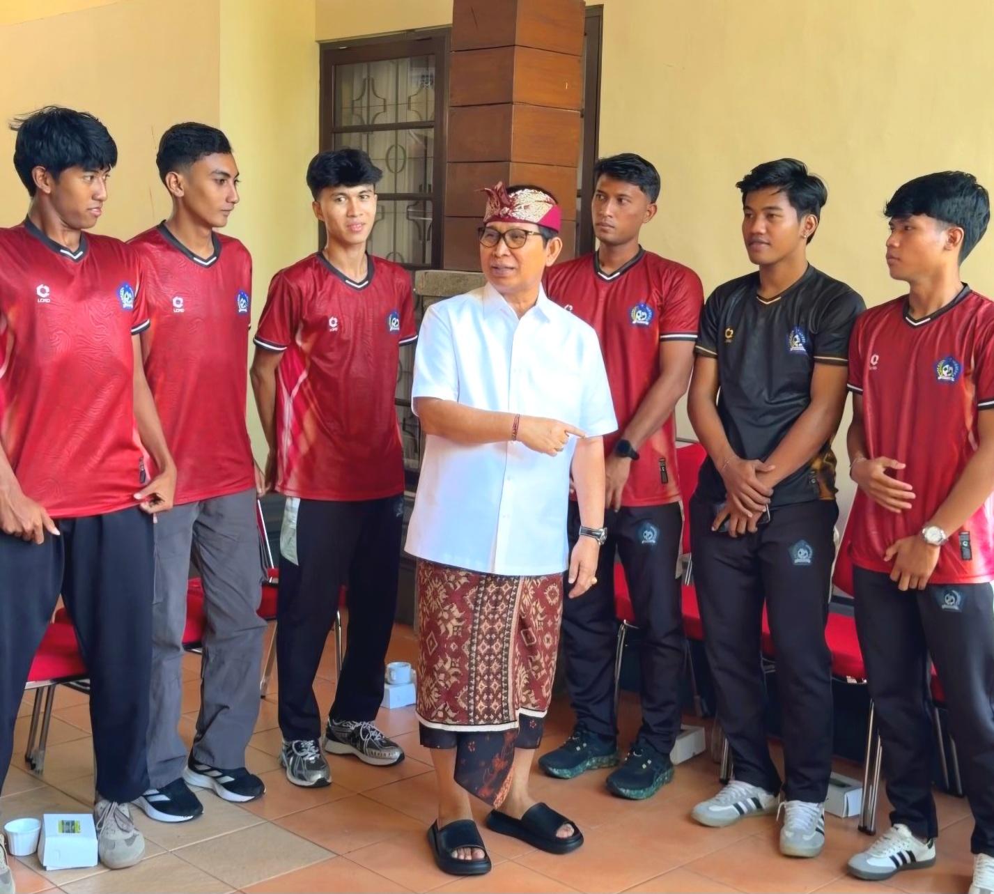 Bupati Badung I Wayan Adi Arnawa (tengah) bersama pemain PS Badung dalam acara pelepasan tim menuju Liga 4 Nasional di Rumah Jabatan Bupati, Rabu (27/5/2026). (Balihotnews/istimewa)