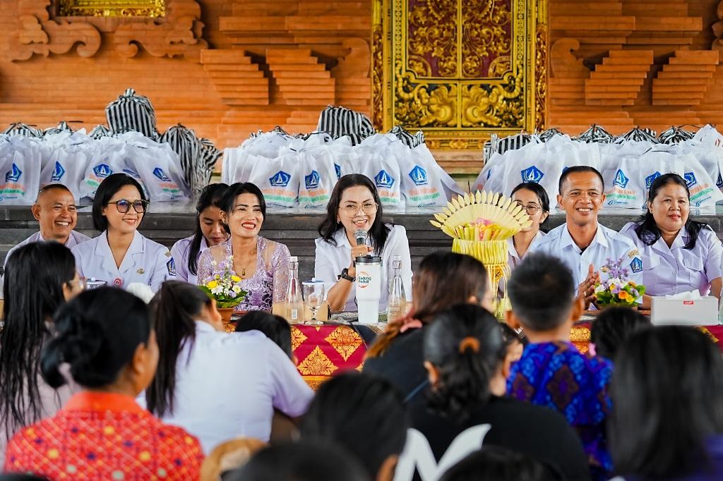 Istri Bupati Badung yang juga Ketua TP PKK, Rasniathi Adi Arnawa, saat menyalurkan bantuan paket olahan ikan untuk mencegah stunting di Desa Getasan, Kecamatan Petang, Rabu (13/5/2026). (Balihotnews/red)