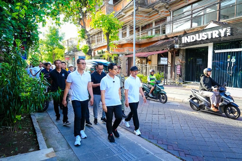 Bupati Badung I Wayan Adi Arnawa memantau kondisi Kelurahan Kuta pada kegiatan Kurve Pengawasan dan Penegakan Hukum Lingkungan, Jumat (8/5/2026). (Balihotnews/red)