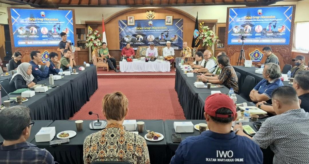 Suasana Focus Group Discussion (FGD) inisiasi IWO Bali terkait darurat sampah pascapenutupan TPA Suwung di Gedung BKPSDM Denpasar, Sabtu (16/5/2026). (Balihotnews/dre)
