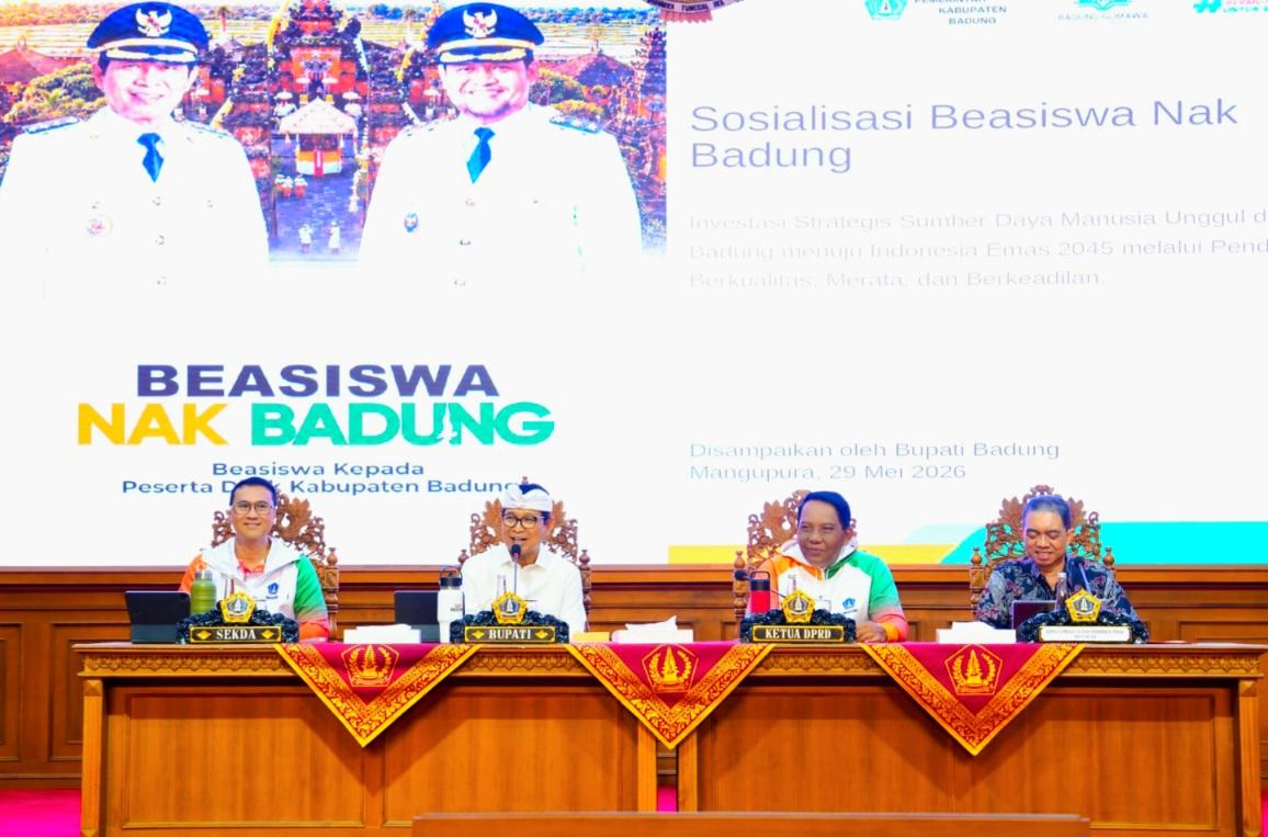 Bupati Badung I Wayan Adi Arnawa (kedua dari kiri) bersama Ketua DPRD dan Sekda Badung dalam sosialisasi program Beasiswa 'Nak Badung' di Puspem Badung, Jumat (29/5/2026). (Balihotnews/red)