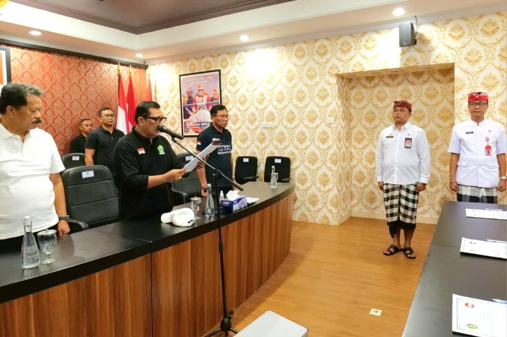 Momen Bupati Tabanan I Komang Gede Sanjaya mengambil sumpah jabatan belasan pejabat eselon II dan III Pemkab Tabanan di Tabanan Command Center, Jumat (19/6/2026). (Balihotnews/red)