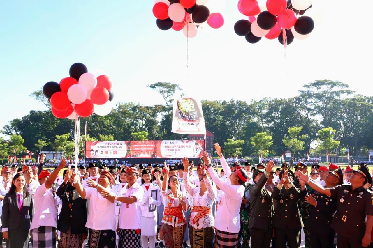 Momen pelepasan balon ke udara pada acara pembukaan Bulan Bung Karno VIII sekaligus peringatan Hari Lahir Pancasila di Lapangan Alit Saputra, Tabanan, Senin (1/6/2026). (Balihotnews/Ist)