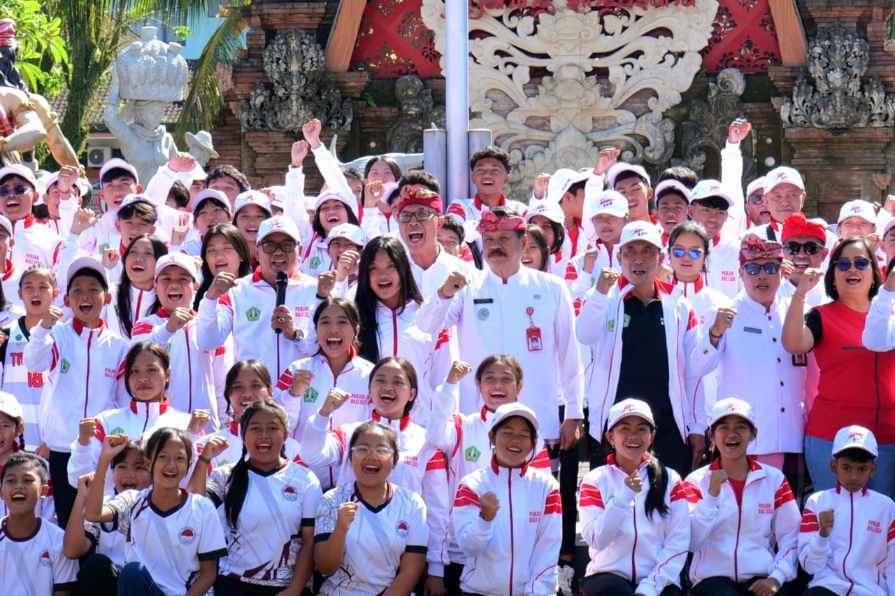 Wabup Tabanan I Made Dirga berfoto bersama para atlet pelajar usai pelepasan kontingen Porjar Bali 2026 di Kantor Bupati Tabanan, Senin (1/6/2026). (Balihotnews/Ist)