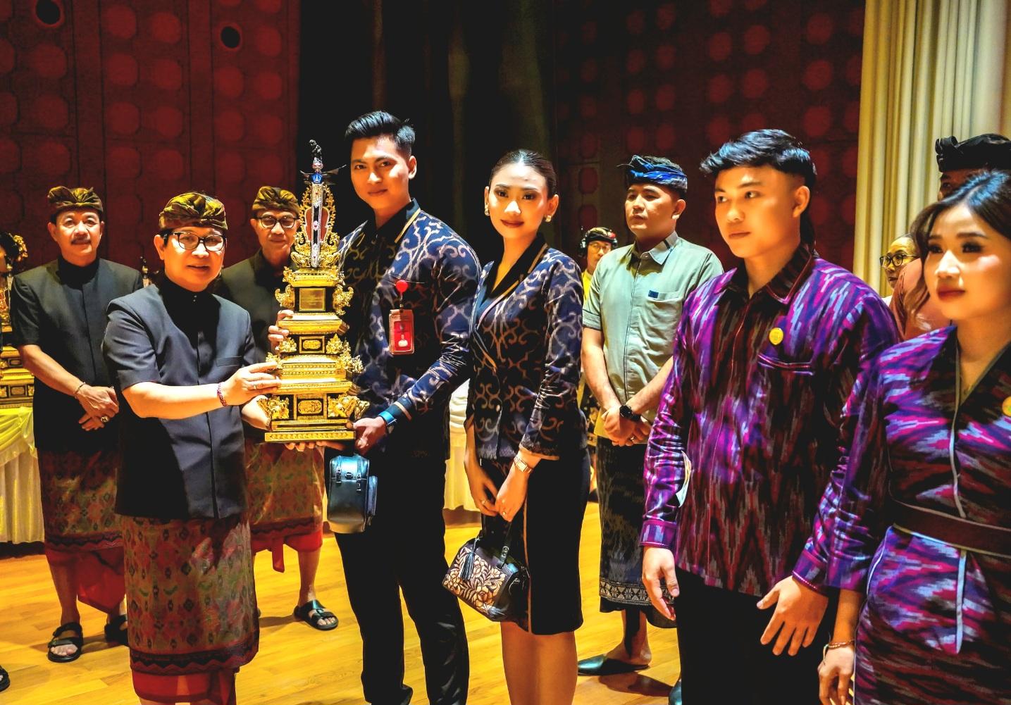 Bupati Badung I Wayan Adi Arnawa (kedua kiri) menutup kegiatan PKB Badung 2026 sekaligus melepas 26 duta seni menuju Pesta Kesenian Bali ke-48 di Balai Budaya Giri Nata Mandala, Puspem Badung, Minggu (7/6/2026). (Balihotnews/red)