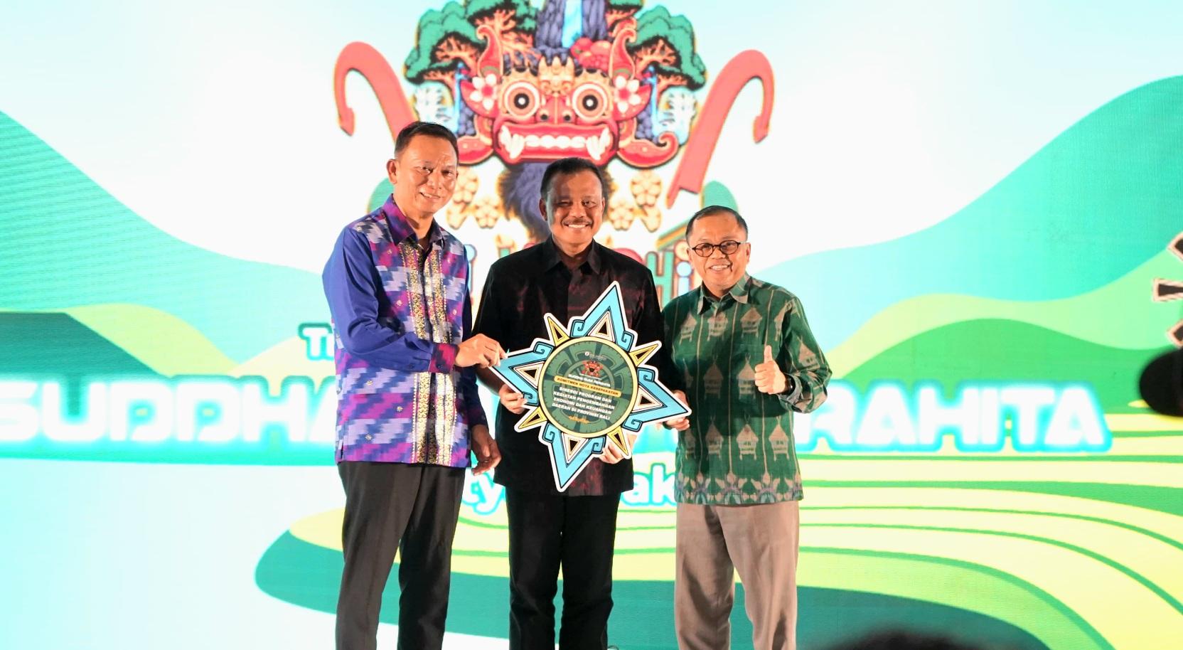 Asisten Gubernur Bank Indonesia (BI) Rudi Brando (kiri) bersama Sekda Provinsi Bali I Dewa Made Indra dan Kepala Perwakilan BI Provinsi Bali Achris Sarwani saat penutupan Bali Jagaditha VII 2026 di Mall Bali Galeria, Badung, Minggu (7/6/2026). (Balihotnews/Ist)