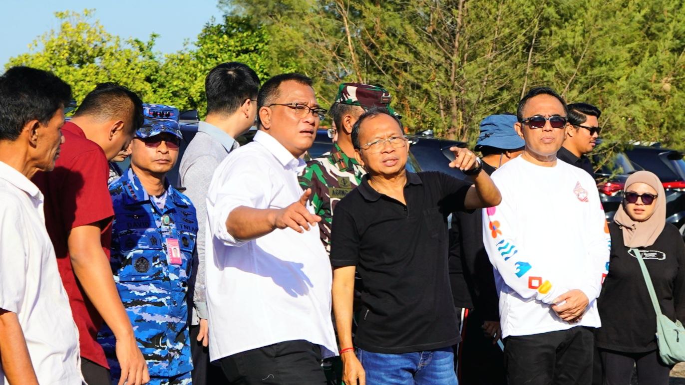 Menteri Lingkungan Hidup Mohammad Jumhur Hidayat dan Gubernur Bali Wayan Koster menghadiri aksi penanaman mangrove di Mangrove Arboretum Park, Denpasar, Rabu (10/6/2026). (Balihotnews/Ist)