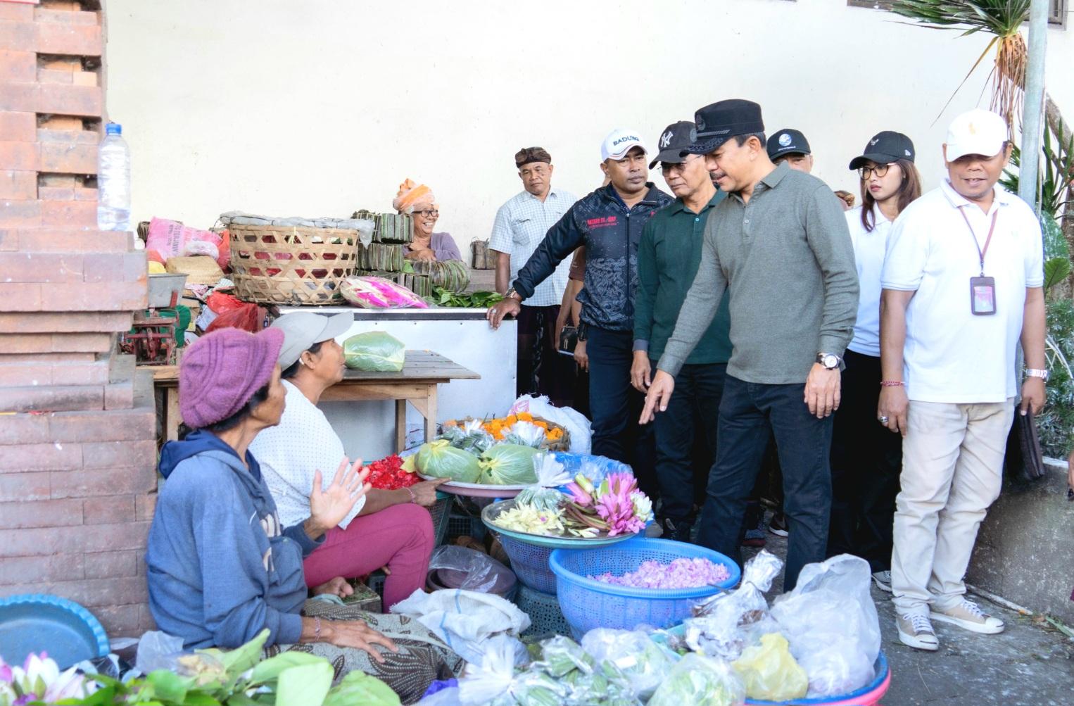 Pantau Harga: Asisten Perekonomian dan Pembangunan Setda Badung I Made Agus Aryawan mengecek stabilitas harga komoditas jelang Galungan dan Kuningan di Pasar Bunga Baha, Mengwi, Badung, Kamis (11/6/2026). (Balihotnews/red)