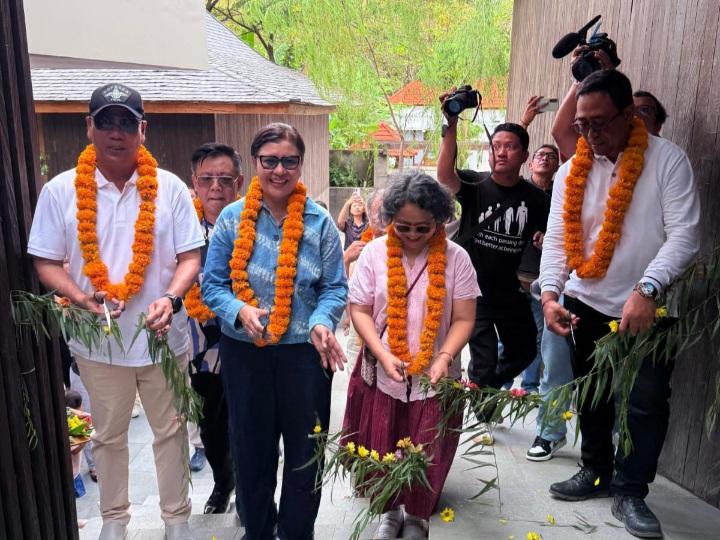 Peresmian Semarak Seni Tibubebeneng Sustanable Art dan Wija Reksa Quoriena Art Hub & Residency oleh Kepala DLHK Kabupaten Badung, Camat Kuta Utara, Perbekel Desa Tibubeneng dan Quoriena Ginting dengan memotong talian bunga. (dok.balihotnews/Ginting Institute).