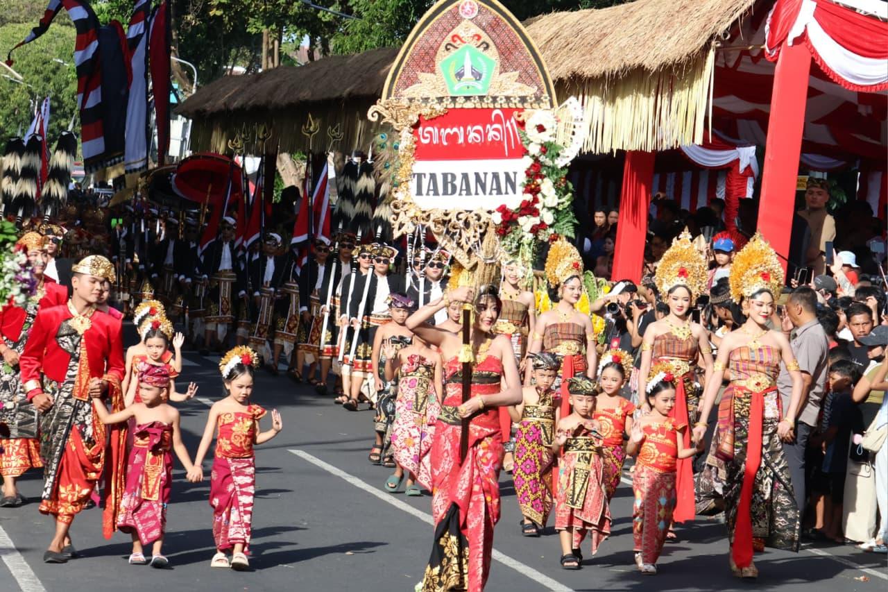 Penampilan Kontingen Kabupaten Tabanan pada pembukaan Pesta Kesenian Bali (PKB) XLVIII 2026 di kawasan Niti Mandala Renon, Denpasar, Sabtu (13/6/2026). (Balihotnews/Ist)