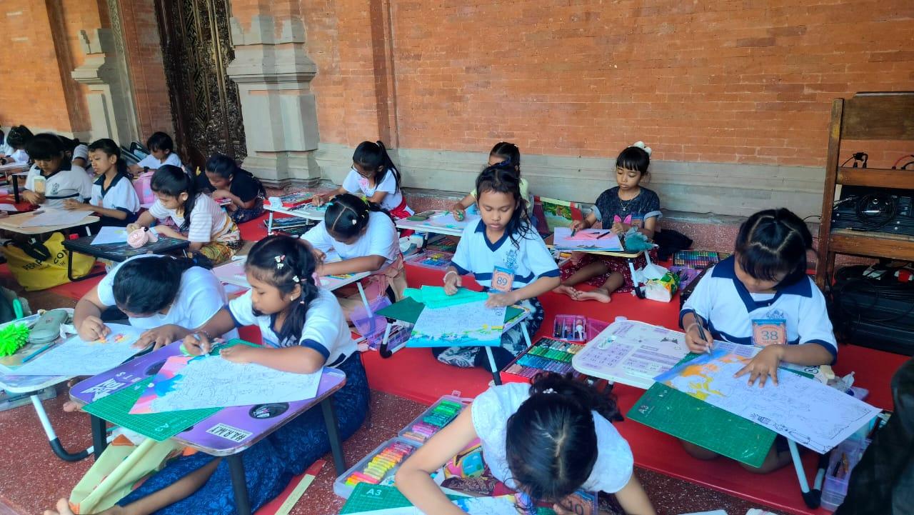 Sejumlah siswa SD se-Bali mengikuti kompetis lomba mewarnai pada ajang Pesta Kesenian Bali 2026 di Gedung Museum Mahudara Mandara Giri Bhuwana, Art Center, Denpasar, Minggu (14/6/2026). (Balihotnews/red)