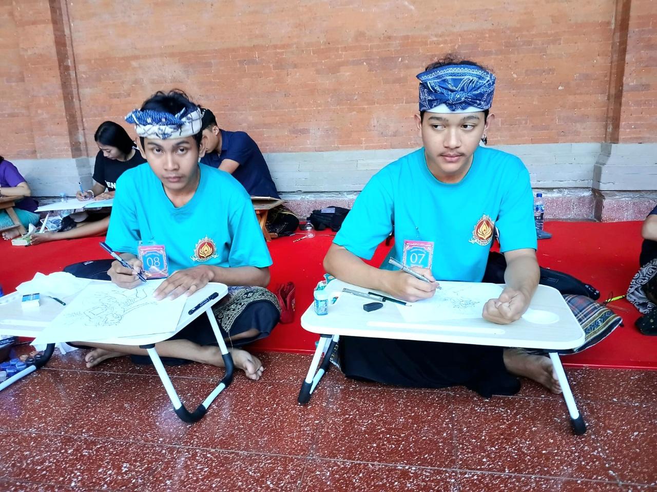 Dua pelukis duta Kabupaten Badung beraksi dalam Lomba Seni Lukis Wayang Klasik pada ajang PKB ke-48 di Taman Budaya Art Center, Denpasar, Senin (15/6/2026). (Balihotnews/red)