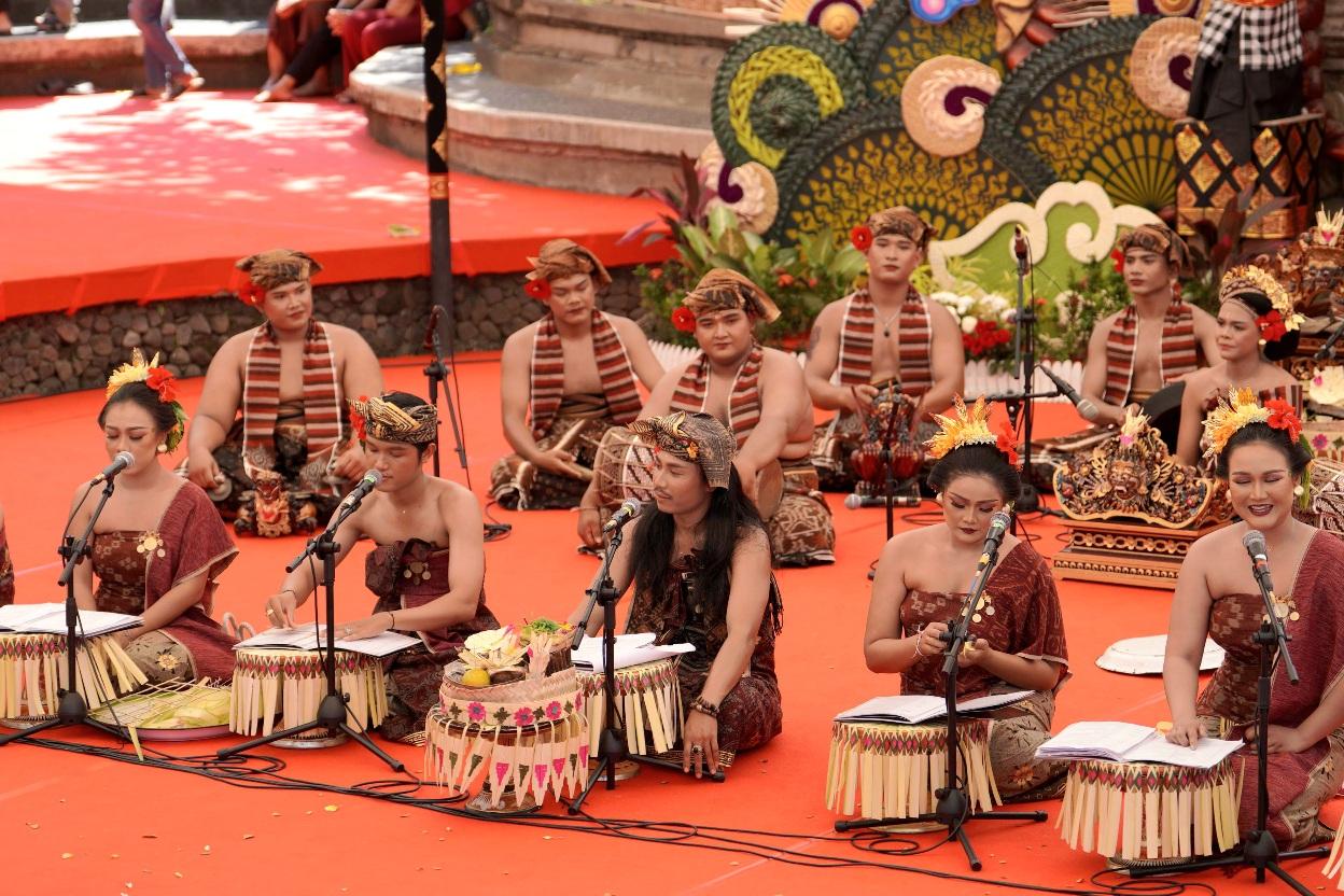 Duta Kabupaten Badung asal Desa Adat Tanjung Benoa menyuguhkan kritik sosial lewat pementasan Taman Penasar di panggung Art Centre Denpasar, rangkaian Pesta Kesenian Bali 2026, Kamis (18/6/2026). (Balihotnews/red)