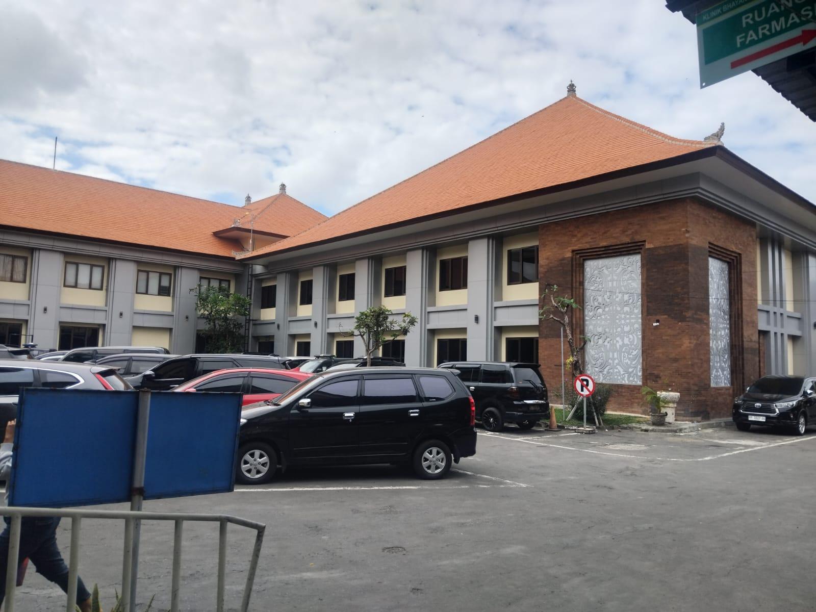 Gedung Mapolresta Denpasar, lokasi ini menjadi tempat penyidik KPK melakukan pemeriksaan tertutup terhadap enam saksi terkait kasus dugaan korupsi izin tinggal WNA, Kamis (25/6/2026). (Balihotnews/Istimewa)