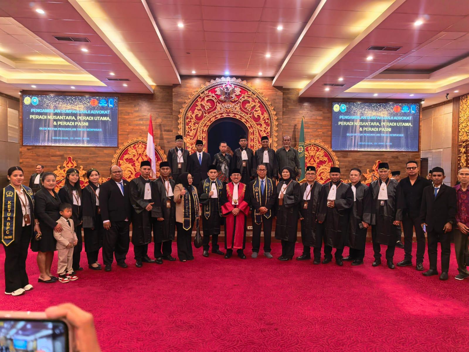 Sejumlah advokat baru berpose usai mengikuti sidang pengambilan sumpah Angkatan IV di Pengadilan Tinggi (PT) Denpasar, Kamis (25/6/2026). (Balihotnews/red)