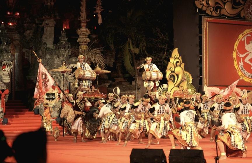 Aksi memukau Duta Kabupaten Badung yang diwakili Sekaa Gong Cakradhara, Desa Adat Sedang, pada Lomba Balaganjur Remaja di Pesta Kesenian Bali ke-48, Kamis (18/6/2026). (Balihotnews/red)