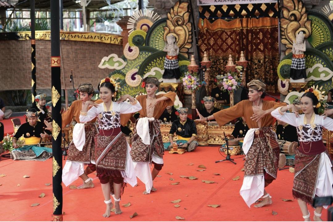Sanggar Seni Gargita Santhi dari Sangeh, Badung, mementaskan Gamelan Inovatif pada ajang Pesta Kesenian Bali (PKB) ke-48, Taman Budaya Art Centre, Denpasar, Senin (22/6/2026). (Balihotnews/red)