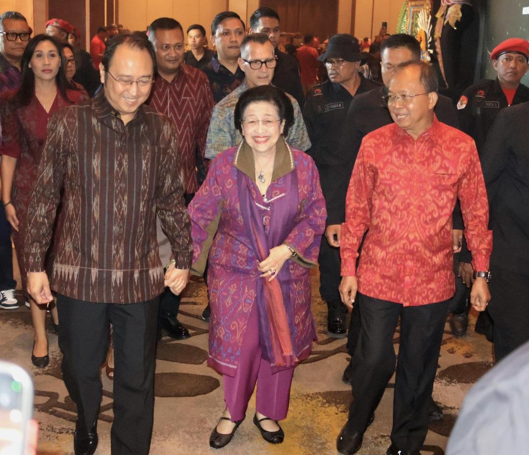 Momen Presiden ke-5 RI Megawati Soekarnoputri (tengah) didampingi Gubernur Bali Wayan Koster (kanan) dan Ketua DPP PDIP Prananda Prabowo (kiri) usai menutup rangkaian Bulan Bung Karno 2026 di Sanur, Minggu (28/6/2026). (Balihotnews/Ist)