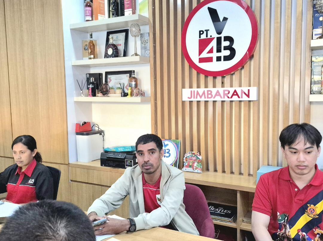 Perwakilan Manajemen PT Visa 4 Bali, Januario Soares, memberikan keterangan pers di kantornya kawasan Jimbaran, Badung, Senin (29/6/2026). (Balihotnews/dre)