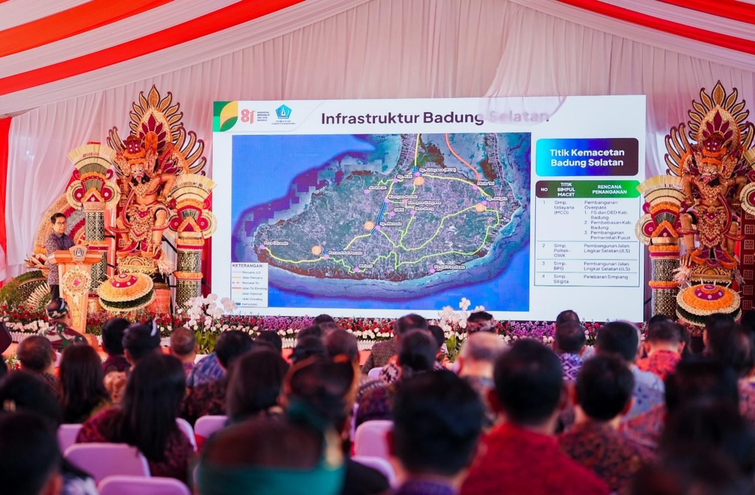 Bupati Badung Wayan Adi Arnawa memaparkan detail proyek Jalan Lingkar Selatan (JLS) dan shortcut di lokasi Segmen 4 (Labuan Sait-Pedati), Pecatu, Kuta Selatan, Senin (27/7/2026). (Balihotnews/red)