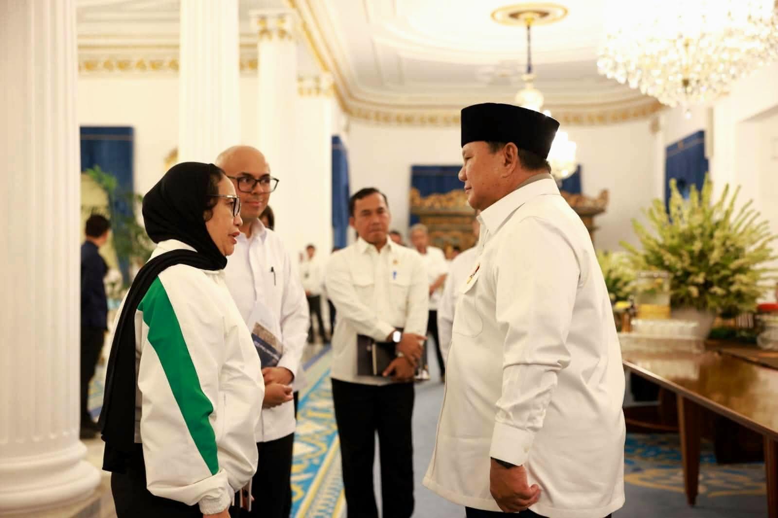 Momen Nanik S. Deyang (kiri) saat berpamitan kepada Presiden Prabowo Subianto menyusul pengunduran dirinya sebagai Kepala BGN, Rabu (22/7/2026). (Balihotnews/Ist)