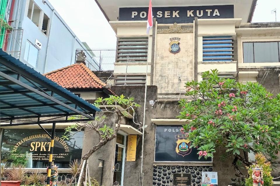 Tampak depan Markas Polsek Kuta yang berlokasi di Jalan Raya Tuban, Kecamatan Kuta, Badung. (Balihotnews/ Official youtube Polsek Kuta)
