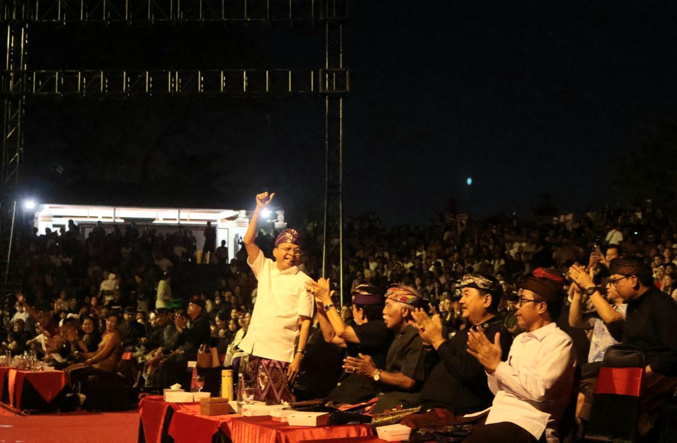 Gubernur Bali Wayan Koster saat menghadiri Parade Gong Kebyar Dewasa Pesta Kesenian Bali (PKB) 2026 di Panggung Ardha Candra, Denpasar, Rabu (1/7/2026). (Balihotnews/red)