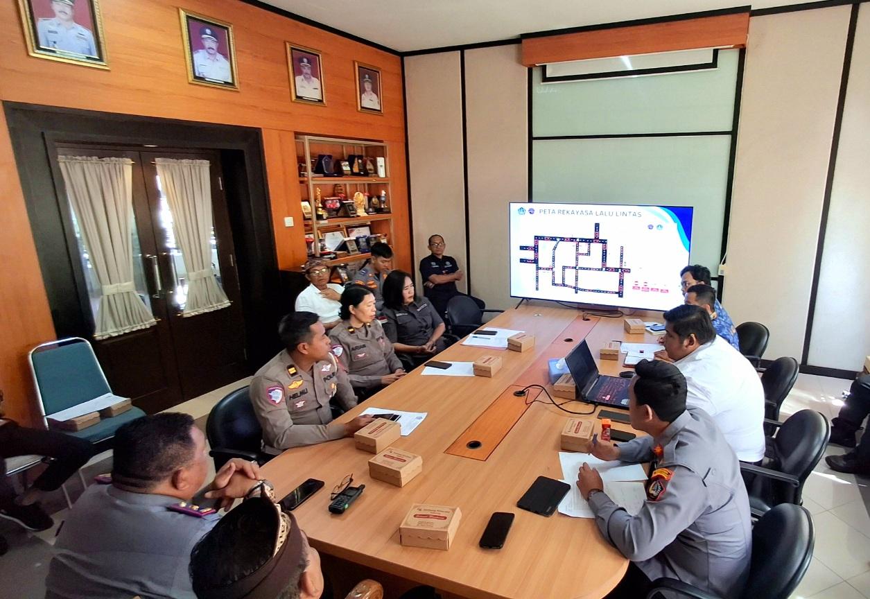 Rapat kordinasi Dishub Badung dan Forum LLAJ di Ruang Kadishub, Puspem Badung, Kamis (2/7/2026), membahas penetapan aturan lalu lintas permanen di jalur wisata Pecatu-Uluwatu. (Balihotnews/red)